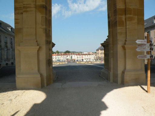  la cour vue depuis l'entrée du château